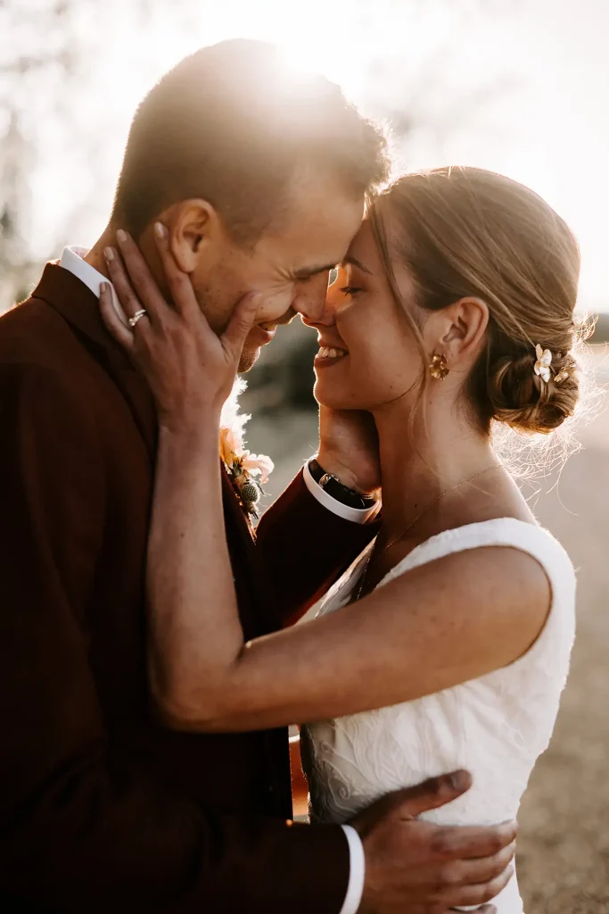 Mariés heureux le jour de leur mariage