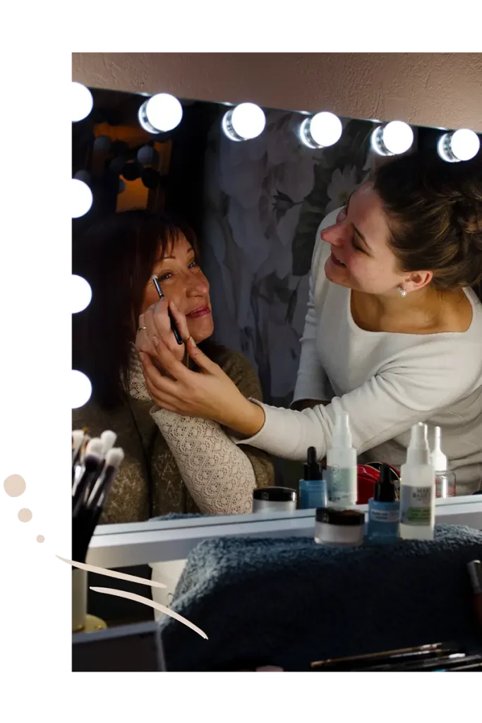 Maeliys makeup qui aide une cliente à se maquiller pendant un cours de maquillage