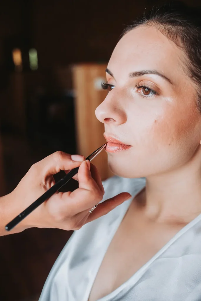 Maquillage de la bouche d'une future mariée par Maeliys makeup