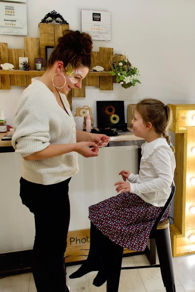Maeliys makeup avec une petite fille lui proposant un bijou de peau dans un studio
