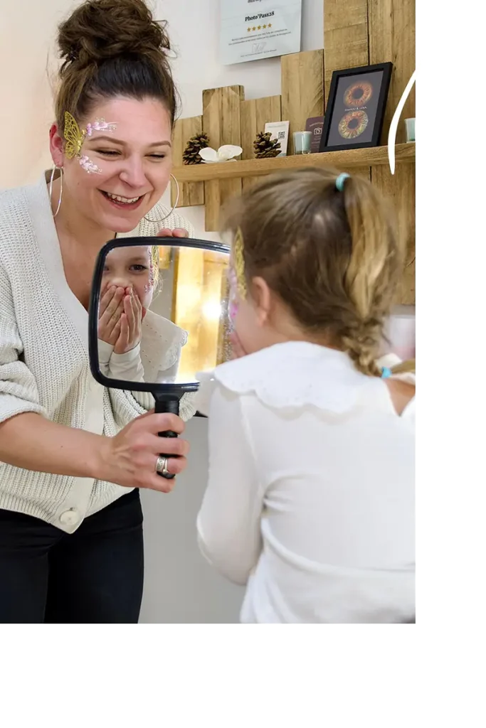 Enfant surprise et heureuse de son maquillage avec un bijou de peau par Maeliys makeup