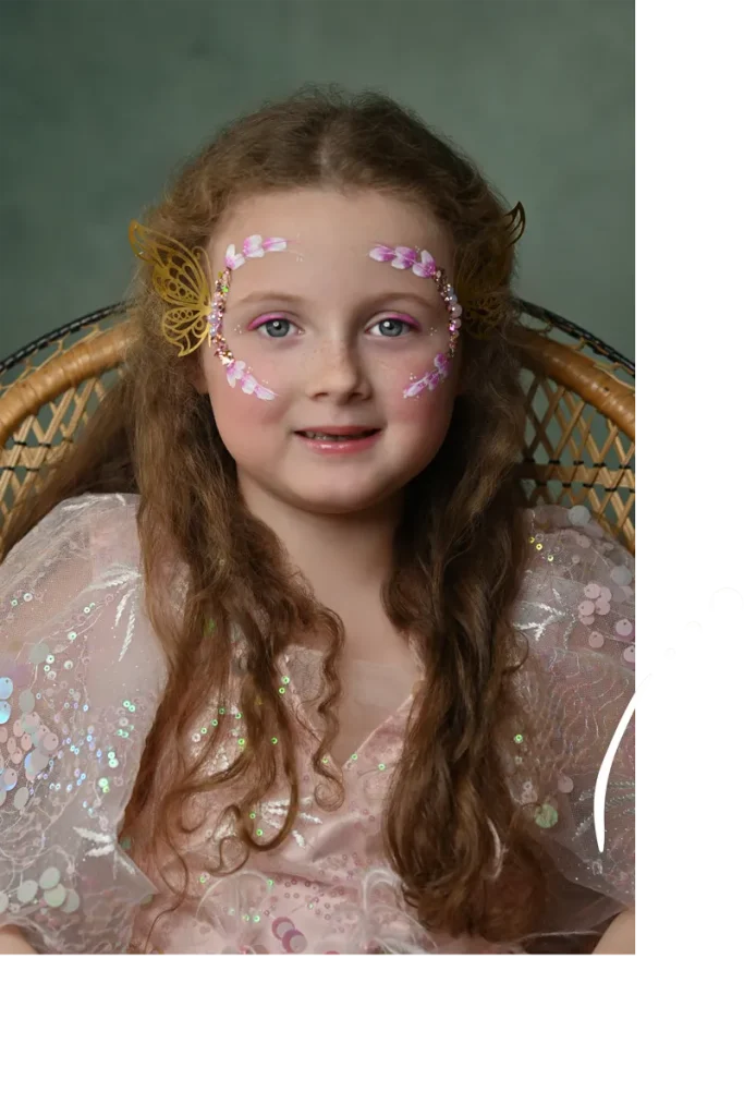 Portrait d'une petite fille avec un maquillage rose et bijoux de peau par Maeliys makeup