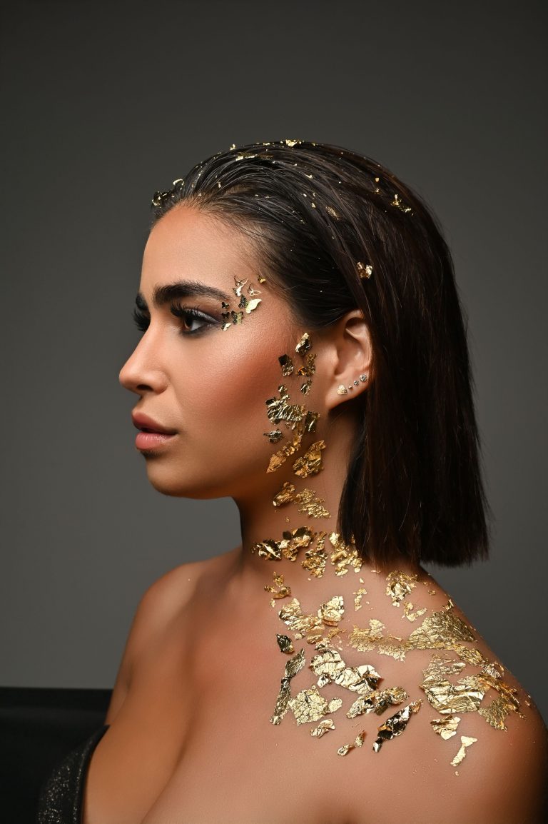 Maquillage artistique avec des feuilles d'or