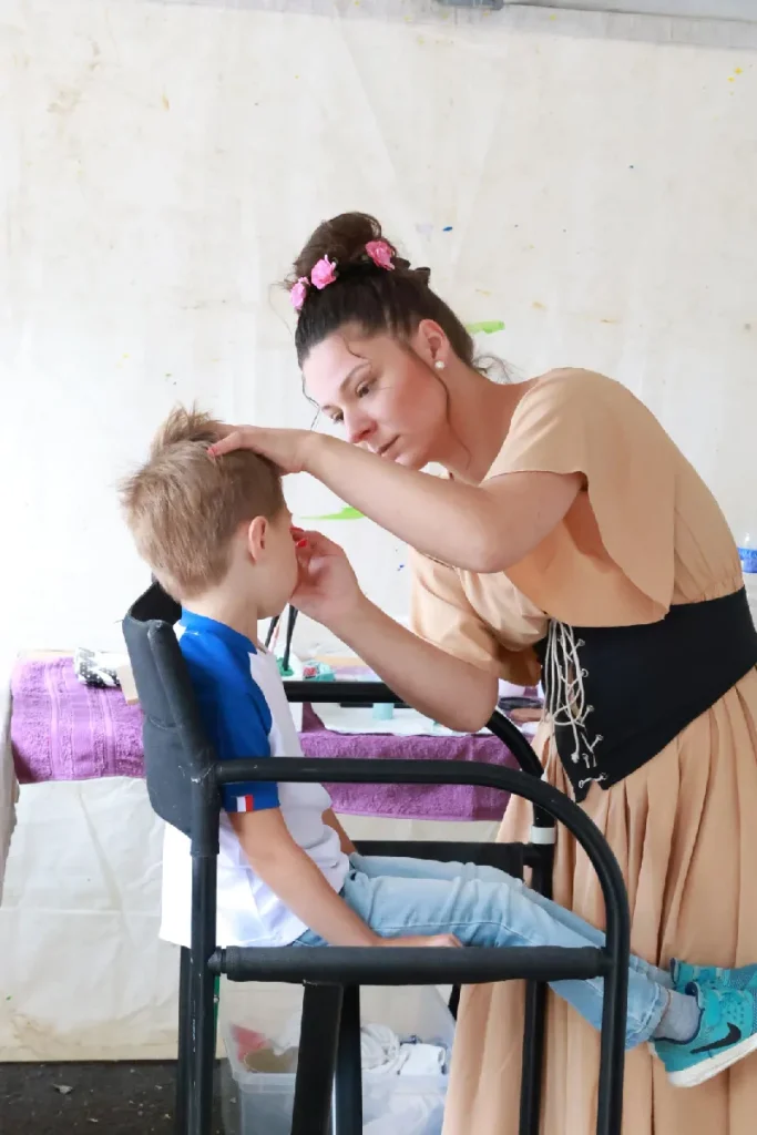 Séance de maquillage pour un petit garçon à la fête médiévale de Chateaudun 2025